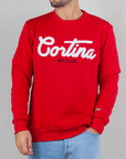 Felpa Superculture Girocollo Cortina Ski Club indossata da uomo in colore rosso, con logo bianco.