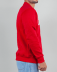 Felpa Superculture Girocollo Cortina Ski Club indossata da uomo in rosso, vista laterale.