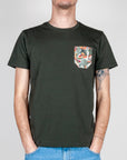 T-shirt taschino V2 Art. TUCL, con taschino colorato su sfondo verde scuro.