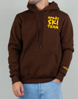 Felpa Superculture Cappuccio Apres Ski Team Art. A1387 indossata da un uomo, colore marrone, con logo giallo.