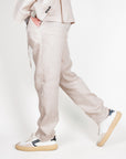 Uomo in pantaloni 100% lino Officina 36 Mod. Rapallo, taglia 48, indossati con sneakers bianche.