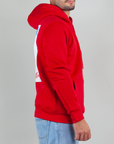 Felpa Superculture Cappuccio Ski Club indossata da uomo in rosso, vista laterale per evidenziare il design.