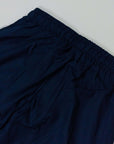 Close-up of the waistband of Pantalaccio Paros in navy blue, featuring a comfortable elastic design.