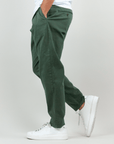 Pantalone Berna Uomo, modello in verde indossato da uomo, taglia 46, 178 cm, 74 kg, tessuto cotone ed elastane.