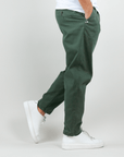 Pantalone Berna Uomo in verde, modello casual con elastane, indossato con scarpe bianche, taglia 46.