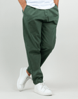 Pantalone Berna Uomo in verde, modello casual, indossato da uomo con sneakers bianche, taglia 46