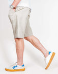 Bermuda cotone Officina 36 Leni Uomo Art. 02581A0213 indossato da uomo in taglia 48 con pantaloni beige.