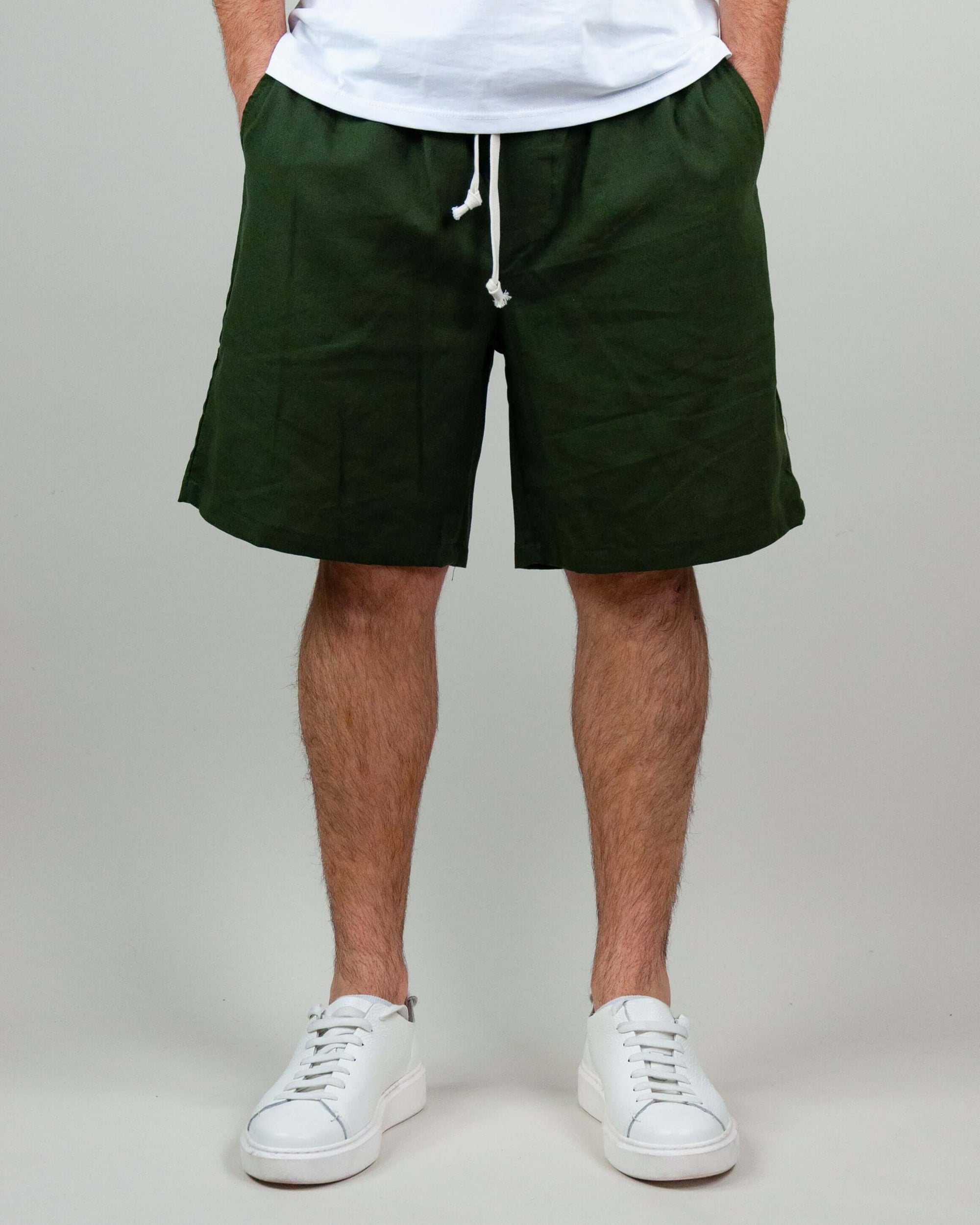 Men's green Bermuda shorts made of linen and rayon, perfect for warm weather comfort and style.
