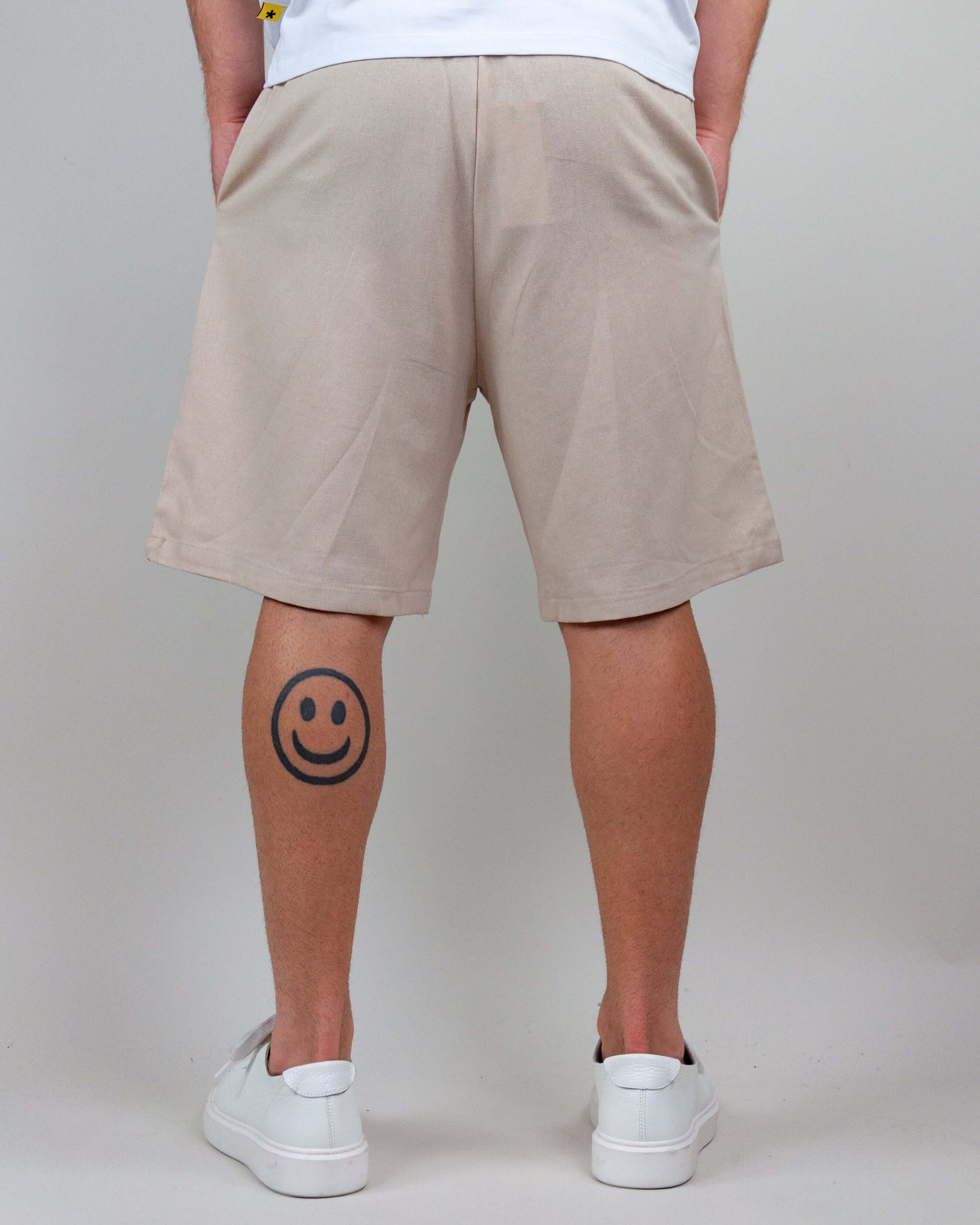 Bermuda Misto Lino Corfu in beige, showcasing comfort and style with a smiley tattoo on the leg.