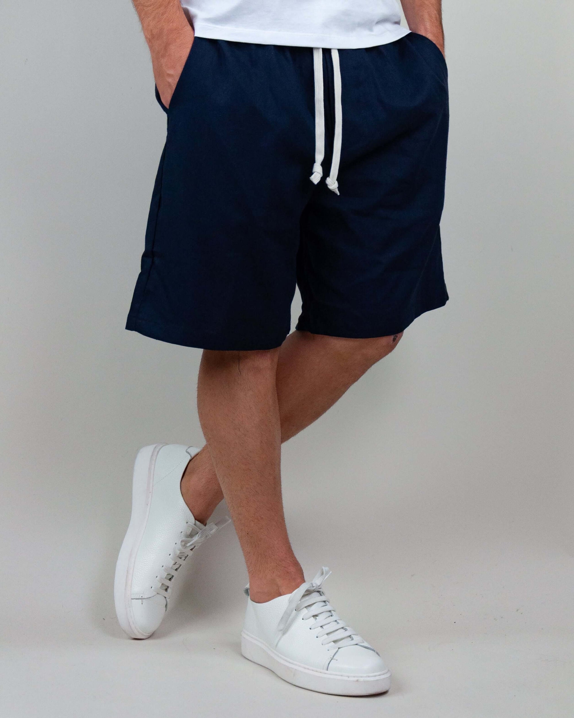 Bermuda shorts in navy blue with drawstring, featuring a casual and comfortable design, perfect for warm weather.