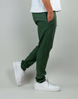 Uomo che indossa pantaloni verdi con sneakers bianche, perfetti per comfort e stile casual.