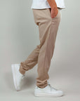 Pantalaccio misto lino PAROS in beige, comodo e leggero, ideale per le stagioni calde, abbinato a sneakers bianche.