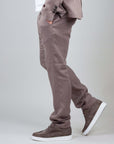 Pantalone Lino Officina 36 Sand Uomo Art. 02260B8723, modello in lino, taglia 46, indossato con sneakers beige.
