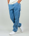 Baggy jeans from Jack&Jones, model Alex in light denim, loose fit, worn with a casual white t-shirt and sneakers.