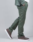 Pantalone Lino Officina 36 Sand Uomo Art. 02260B8723 in green linen, modeled with casual brown sneakers.
