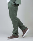 Pantalone Lino Officina 36 Sand Uomo, modello in lino verde, abbinato a scarpe casual, taglia 46.