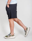 Bermuda elastico in vita Waffle Jaiden Relaxed Fit Jack&Jones indossata da uomo, colore scuro, camminando con scarpe sportive.