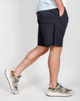 Bermuda elastico in vita Waffle Jaiden Relaxed Fit Jack&Jones indossato da uomo con sneakers, taglia L.