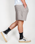 Bermuda goffrato Jaiden Jack&Jones in cotone organico, taglia L, modello maschile in vista laterale.