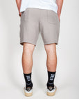 Bermuda goffrato Jaiden Jack&Jones, modello indossato da uomo, visto da dietro con calzini neri.