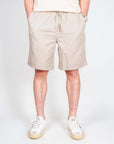 Bermuda Chino Jack&Jones Baggy Fit Art. 12293471 model wearing beige shorts and sneakers, 100% cotton.