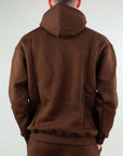 Felpa superculture cappuccio, retro di un uomo con felpa boxy fit color cacao.