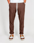 Pantalaccio misto Lino in marrone, comodo e elegante, ideale per l'estate, in lino e rayon, con cintura regolabile.