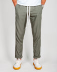 Pantalaccio misto Lino in verde, realizzato in lino e rayon per comfort e stile ineguagliabili.