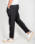 Uomo che indossa il Pantalaccio misto Lino Paros, pantaloni eleganti e comodi, abbinati a scarpe bianche.