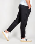 Pantalaccio misto Lino 1921 Store Uomo Art. PAROS, pantaloni neri in misto lino e rayon, indossati con sneakers bianche.