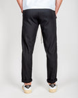 Uomo che indossa pantalaccio misto Lino PAROS, vista posteriore, stile casual e comfort.
