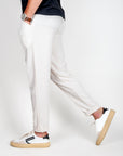 Pantalaccio misto Lino 1921 Store Uomo Art. PAROS worn with white sneakers and a black shirt in a stylish pose.
