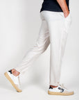Pantalaccio misto Lino, uomo che indossa pantaloni chiari con scarpe bianche, stile casual ed elegante.