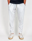 Uomo in pantaloni bianchi Pantalaccio misto Lino, realizzati in lino e rayon per comfort e stile.