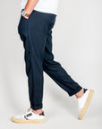 Pantalaccio misto Lino 1921 Store Uomo Art. PAROS worn with casual sneakers, showcasing comfort and style.