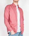 Camicia Lino indossata da uomo in colore rosa, tessuto 55% Lino 45% Cotone, modello casual e alla moda.