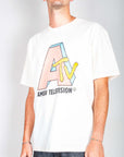 T-shirt artigianale Amish design televisivo indossata da un modello, stile unico e originale.