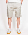 Bermuda cotone Officina 36 Leni Uomo Art. 02581A0213 indossati da un uomo, taglia 48, colore beige, in cotone elastico.