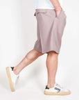 Bermuda Fresco Lana Este Officina 36 Uomo Art. 0273700522 in light beige, worn by a model with white sneakers.