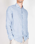 Camicia Riga Lino e Cotone Imperial Uomo Art. C82993RI01 indossata da un modello in primo piano