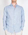 Camicia Riga Lino e Cotone Imperial Uomo Art. C82993RI01 indossata da un modello maschile con una camicia a righe blu.
