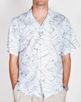 Camicia Viscosa manica corta collo bowling Uomo Imperial Art indossata da modello con stampa foglie