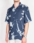 Camicia Viscosa manica corta collo bowling Why Not Brand Art indossata da un modello