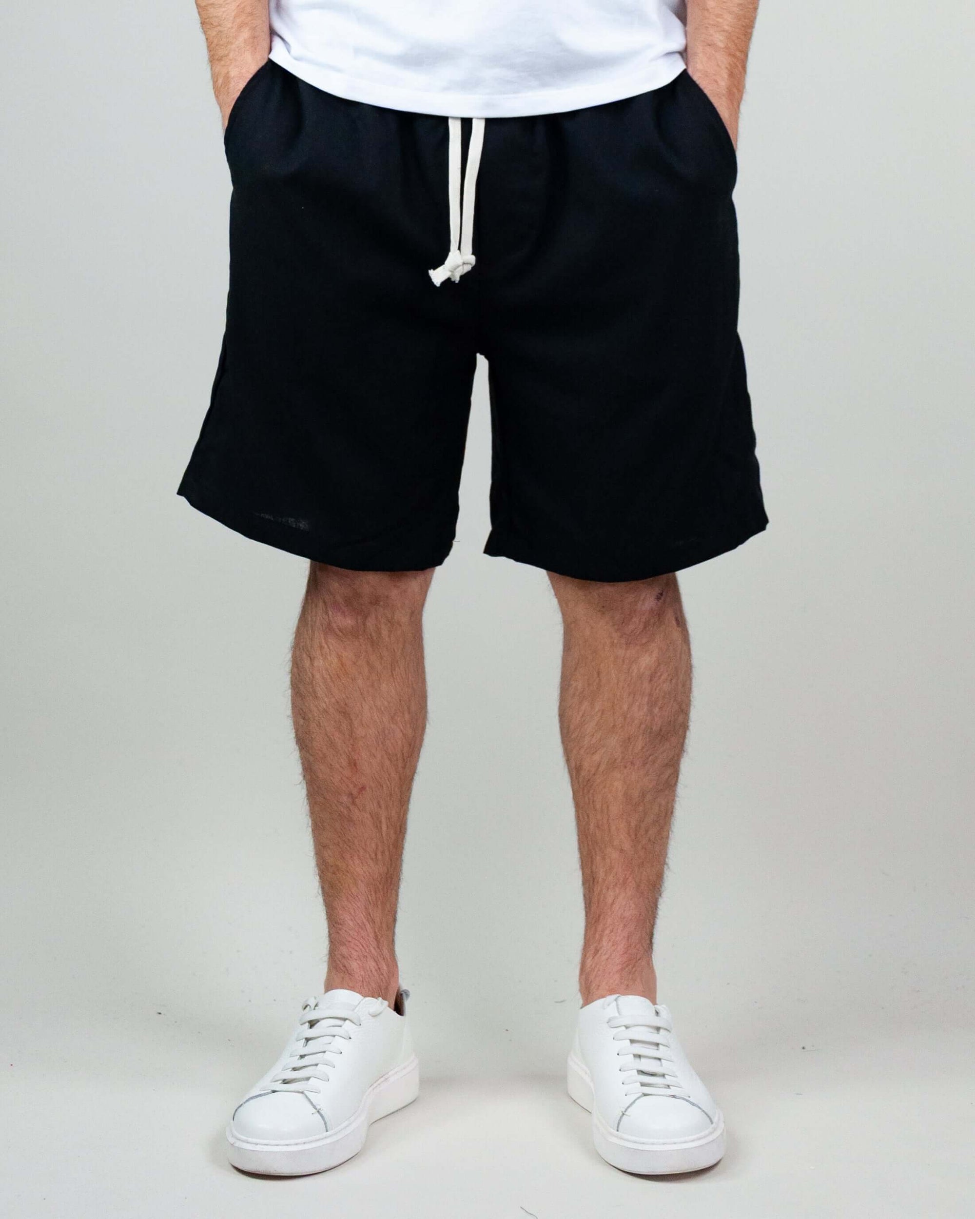 Men's Bermuda shorts in black, featuring a comfortable fit and drawstring waist.