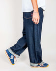 Jeans Huge Uomo Rinse Denim Amish Art indossati da un modello, jeans uomo denim ristretto.