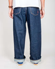 Jeans Huge Uomo Rinse Denim Amish Art AMX217D5700021, jeans uomo denim ristretto indossati da un uomo.