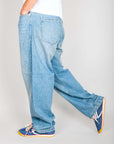 Jeans baggy Jack&Jones 100% cotone indossati da un modello in movimento su sfondo semplice.