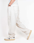 Jeans Jack&Jones Alex Baggy model shows side view wearing light-colored jeans with sneakers, made of 100% cotton.