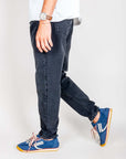 Jeans Jeremiah Uomo Black Used Amish Art, jeans uomo neri usati cotone indossati con scarpe blu.