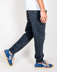 Jeans Jeremiah Uomo Black Used Amish Art indossati da modello in cotone, jeans uomo neri usati cotone.